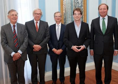 Veegens2016-winnaar_met_veegens_bestuur