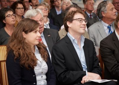 Veegens2016-laureaat_met_partner_in_publiek