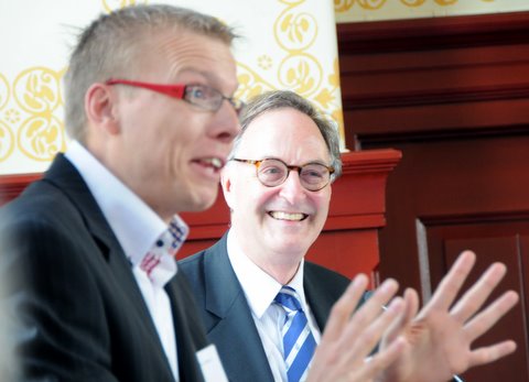 Langerhuizen bate uitgereikt aan Drs. J.A. Linthorst
